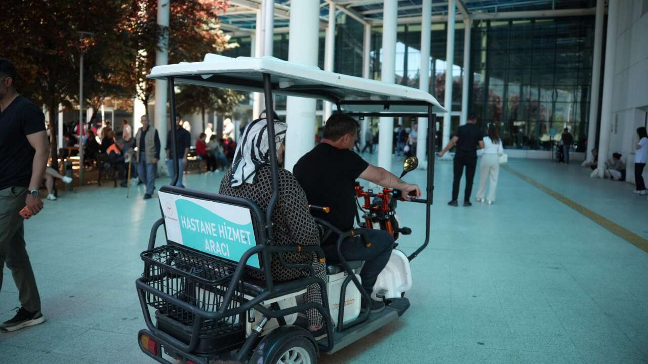 Muğla Eğitim Araştırma Hastanesinde Yaşlı ve Engelli Hastalara VİP Ulaşım Hizmeti 7